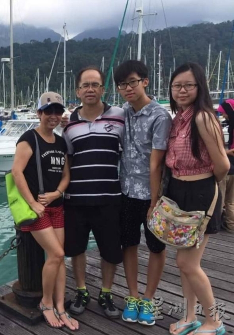 刘彩云和家人出游。