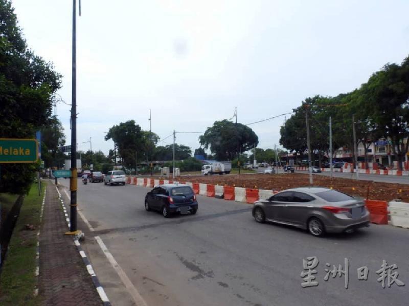 峇株安南路通往市区方向路段交通也非常繁忙。