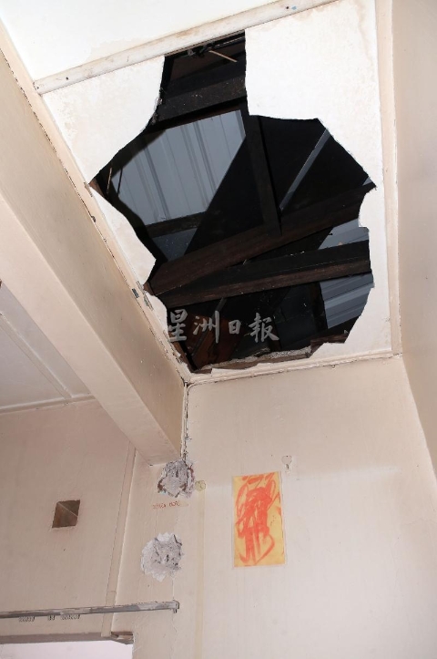 这破了的天花板是斟察队伍留下的，温女士正头痛修缮事宜。