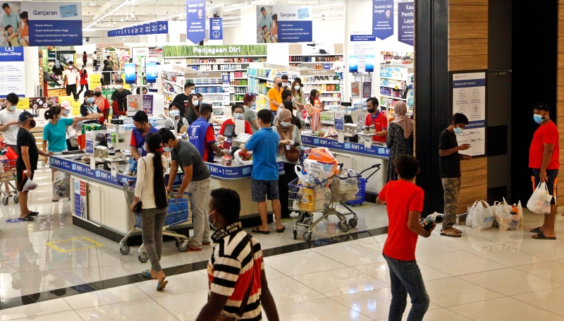 沙登一商场在星期一（12日）下午迎来大批购买日用品的人潮。