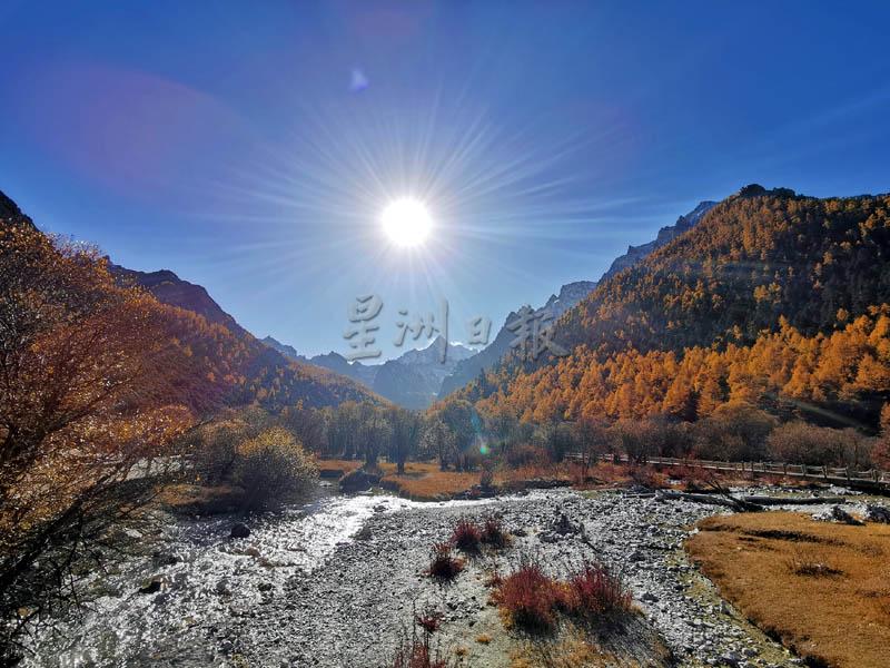 洛绒牛场位于“央迈勇”山脚，海拔 4150公尺，雪山，太阳，秋色，大自然的鬼斧神工。