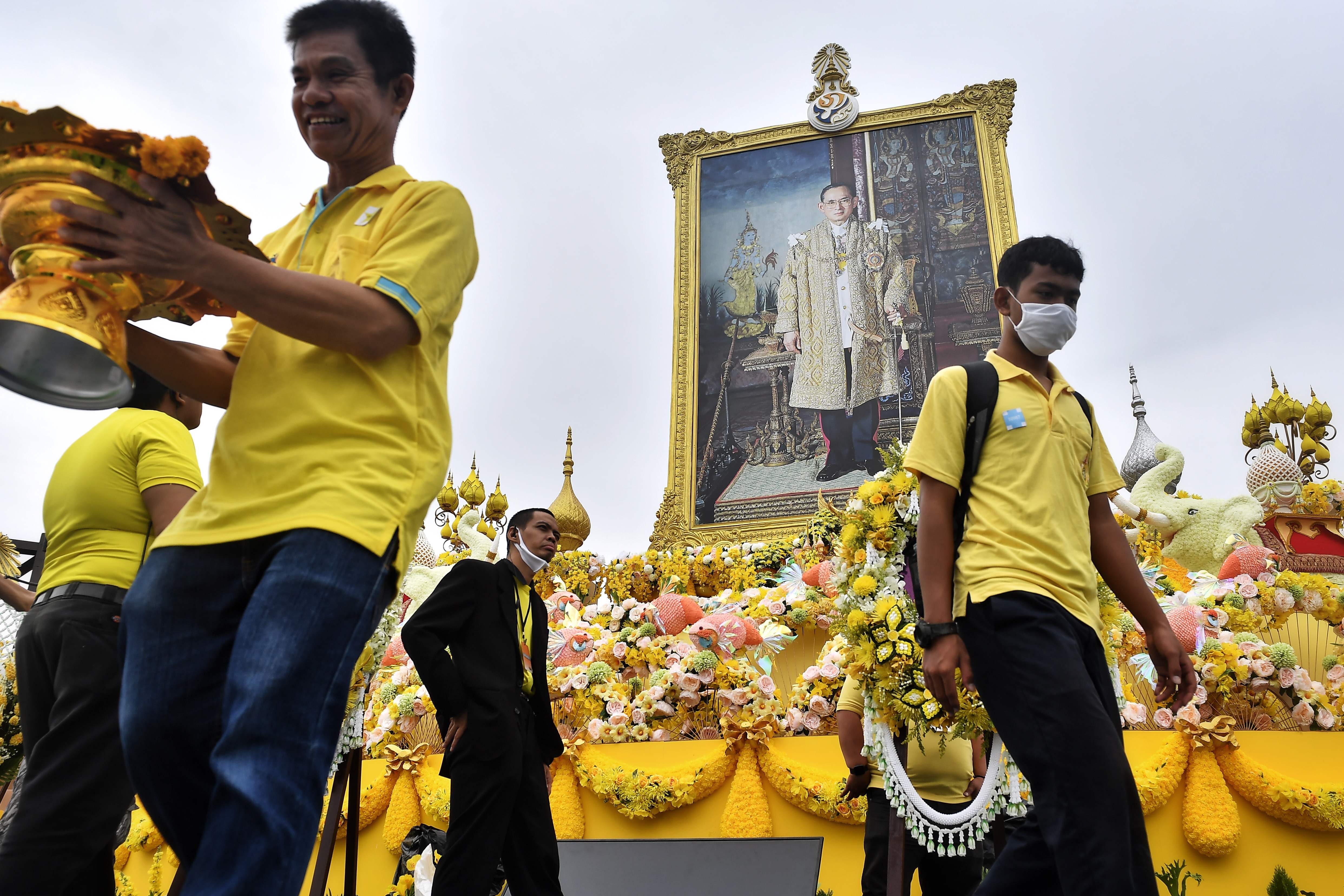 民众在广场举行宗教仪式敬献花牌。全国民民众纷穿起黄衣，表达对先王的敬重、缅怀之情。