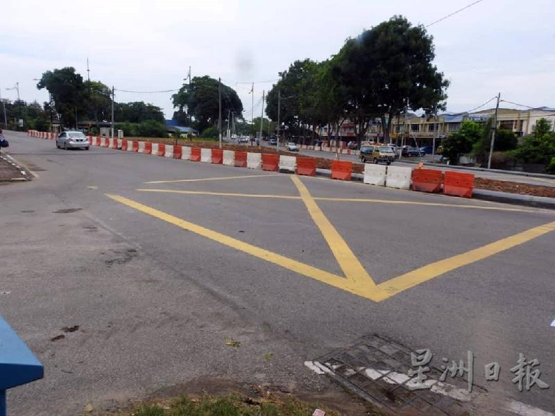 原本从峇章路至峇株安南路路段通往佳迪花园的路口，已经封闭。