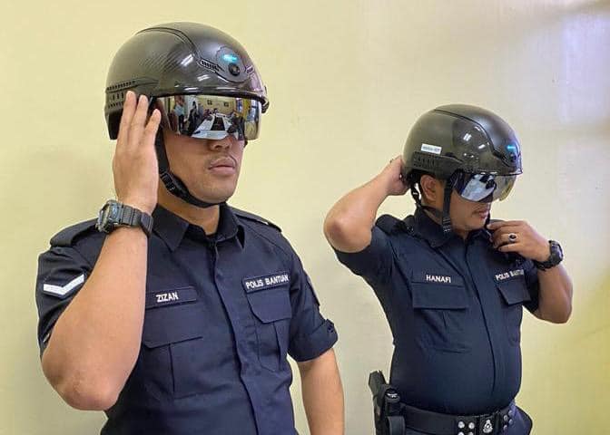 马来亚铁道公司推出体温测量头盔，利用先进科技及工具检查乘客有否出现冠病症状。