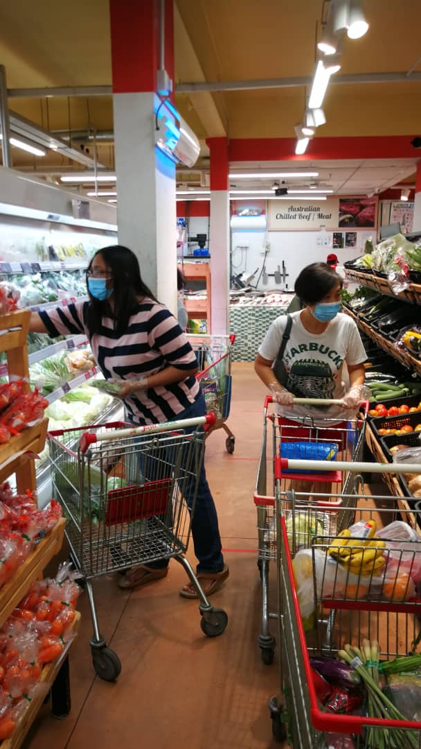 消费者的购物车或购物篮均放满接下来所需的生活物品，大部分都以蔬果肉类与食品为主。