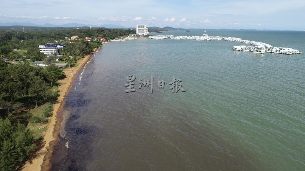 初步调查发现，污油从距离丹绒端1.5海里的海域延伸至伯坡珠迪岛，受污染范围长达3海里。