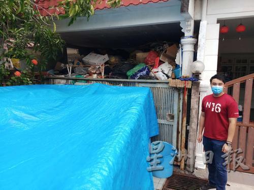 郭子毅带领媒体前往垃圾屋巡察，发现前门已经被垃圾槽及堆满的垃圾堵著，无法进入屋内。