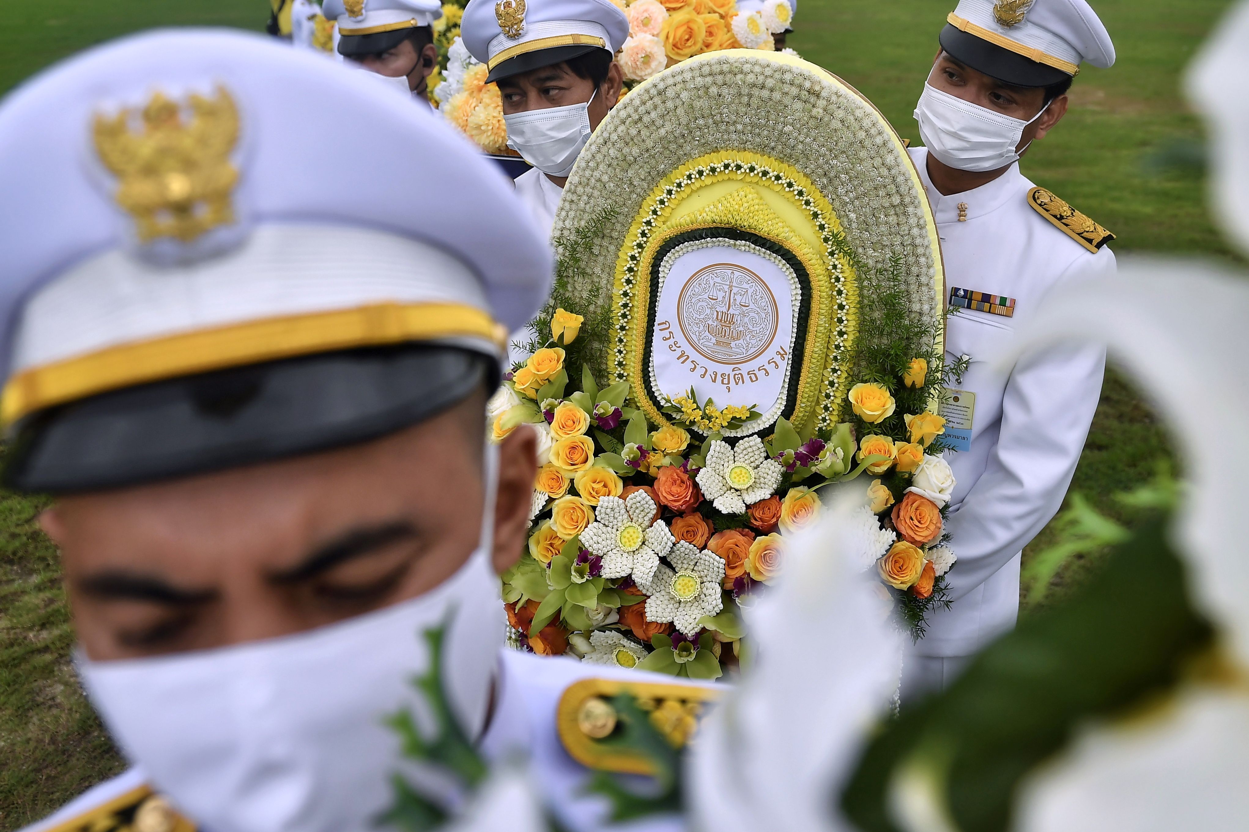 在曼谷大皇宫前的官方仪式上，泰国官员向已故九世王普密蓬肖像献上花圈，凭吊已经逝世4年的九世王。