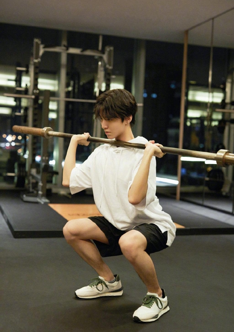 王俊凯为戏努力运动减重10公斤。