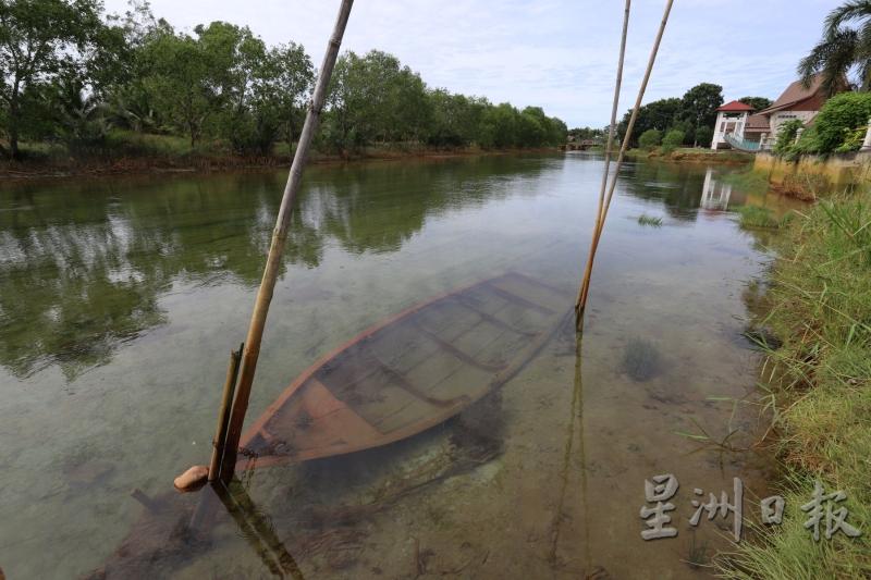 6月份在河面上的木船，如今沉没了，但轮廓还是非常清晰。