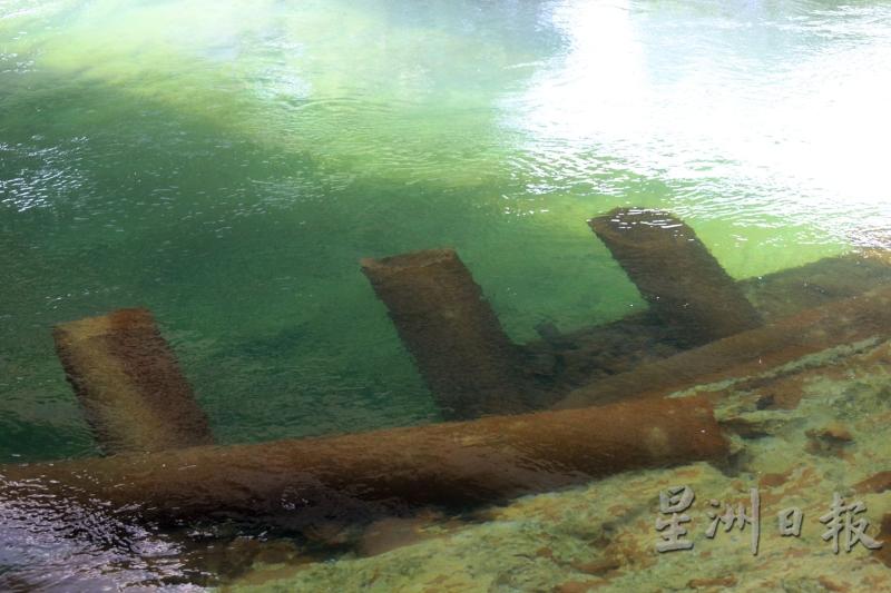 翠绿色的河水下的“潜水艇”，在行管令后还是清楚可见。