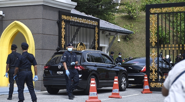 A vehicle believed to be carrying Anwar Ibrahim arrived at Gate 2 of Istana Negara at 10:25 Tuesday morning. BERNAMA A vehicle believed to be carrying Anwar Ibrahim arrived at Gate 2 of Istana Negara at 10:25 Tuesday morning. BERNAMA