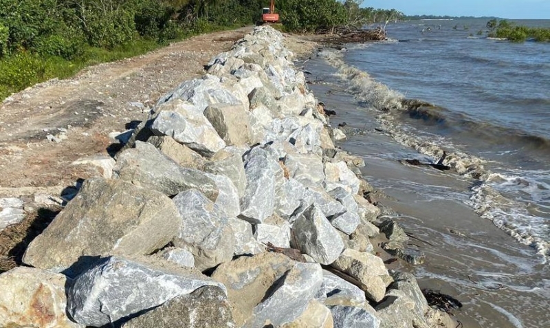沙滩已铺垫防浪石，以免潮水淹入路面。