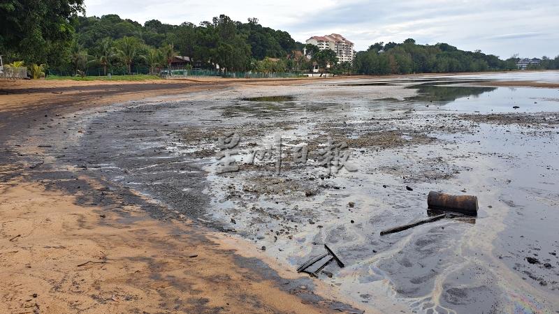 波德申10英里的镜子海滩受到严重油迹污染，延伸2公里的海水皆漂浮油污。