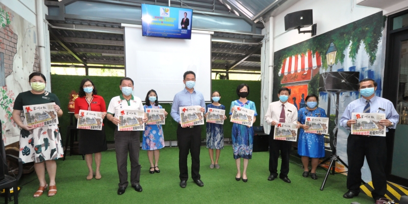张聒翔（左五）赠报给参与森州区学生阅报计划的学校代表，左三为李意和。