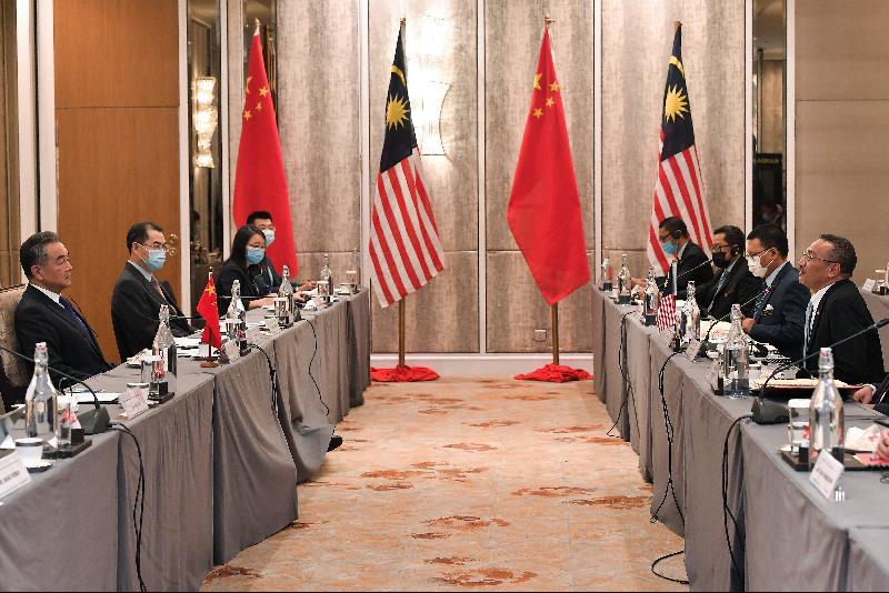 希山（右一）与访马的中国国务委员兼外长王毅（左一）举行双边会谈。

