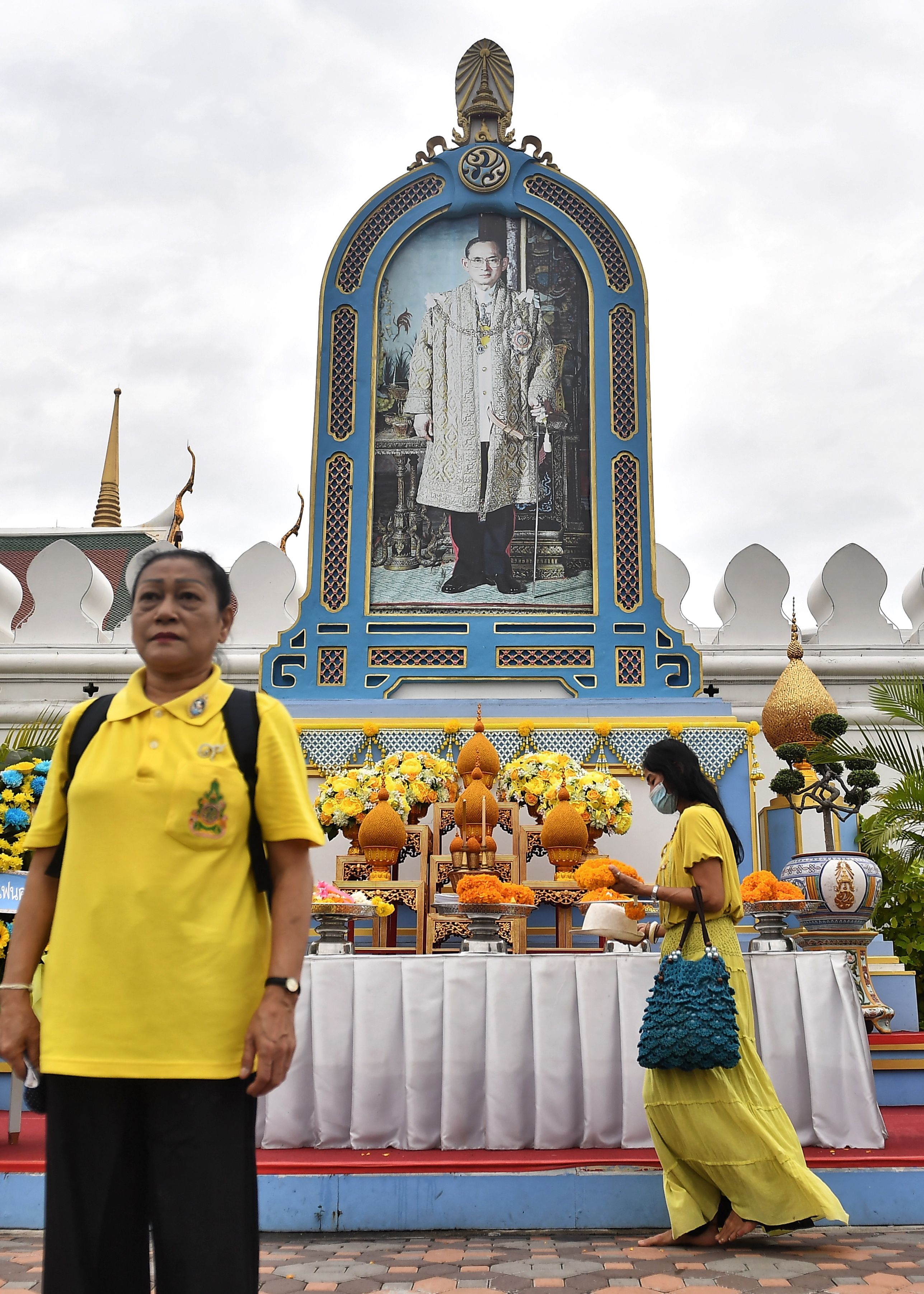 泰国人民在已故九世王普密蓬肖像竖立拍照留念，并致以敬意。