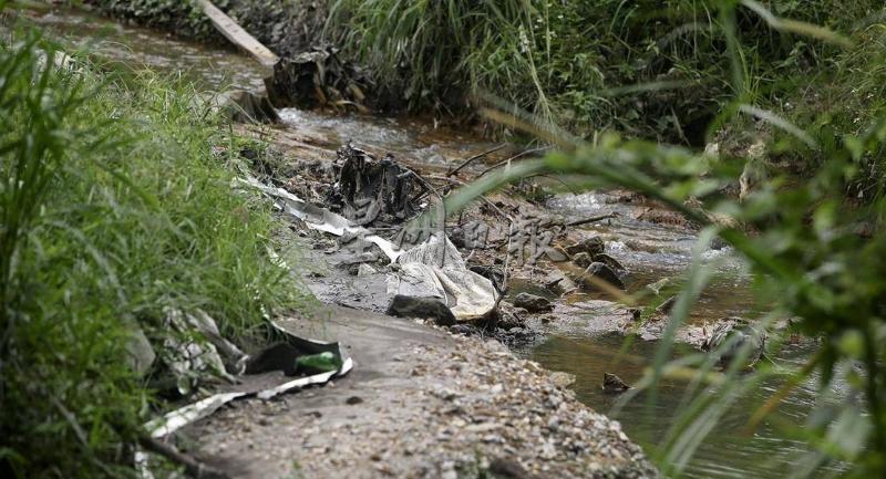 巴当本那河污染事件在一周前已经有2名嫌犯落网，如今警方再逮捕了一名嫌犯归案调查。（档案照）

