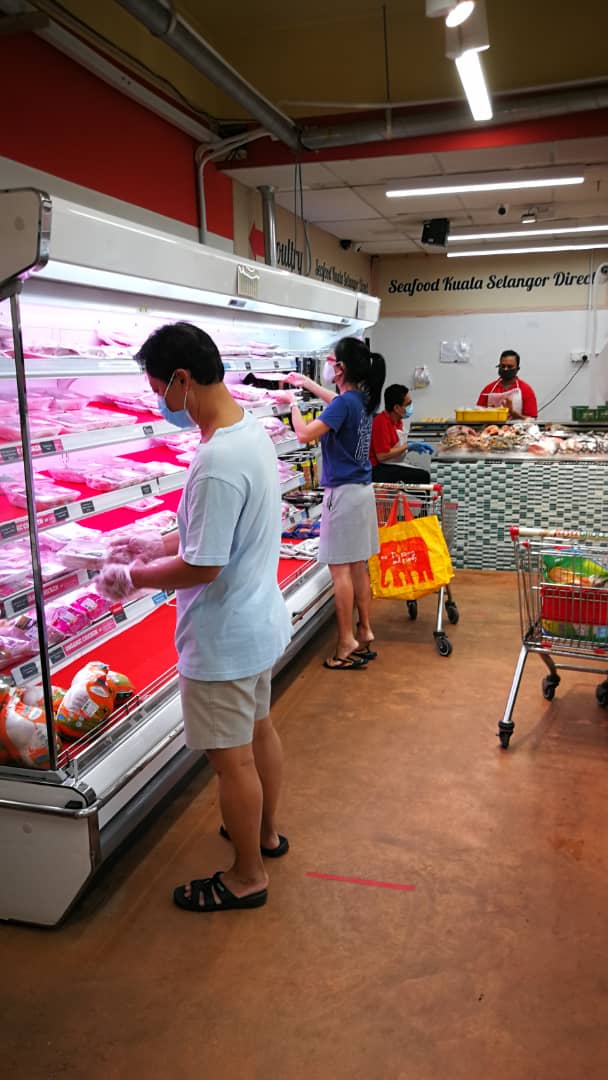 政府宣布星期三（14日）开始实施有条件行管令后，雪州多个超市均迎来大批顾客采购。