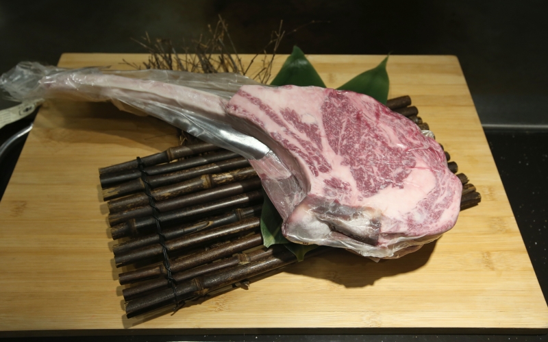 带骨眼肉又称作“战斧牛排”，适合以炭烤的方式料理，属于和牛部位中的极品。