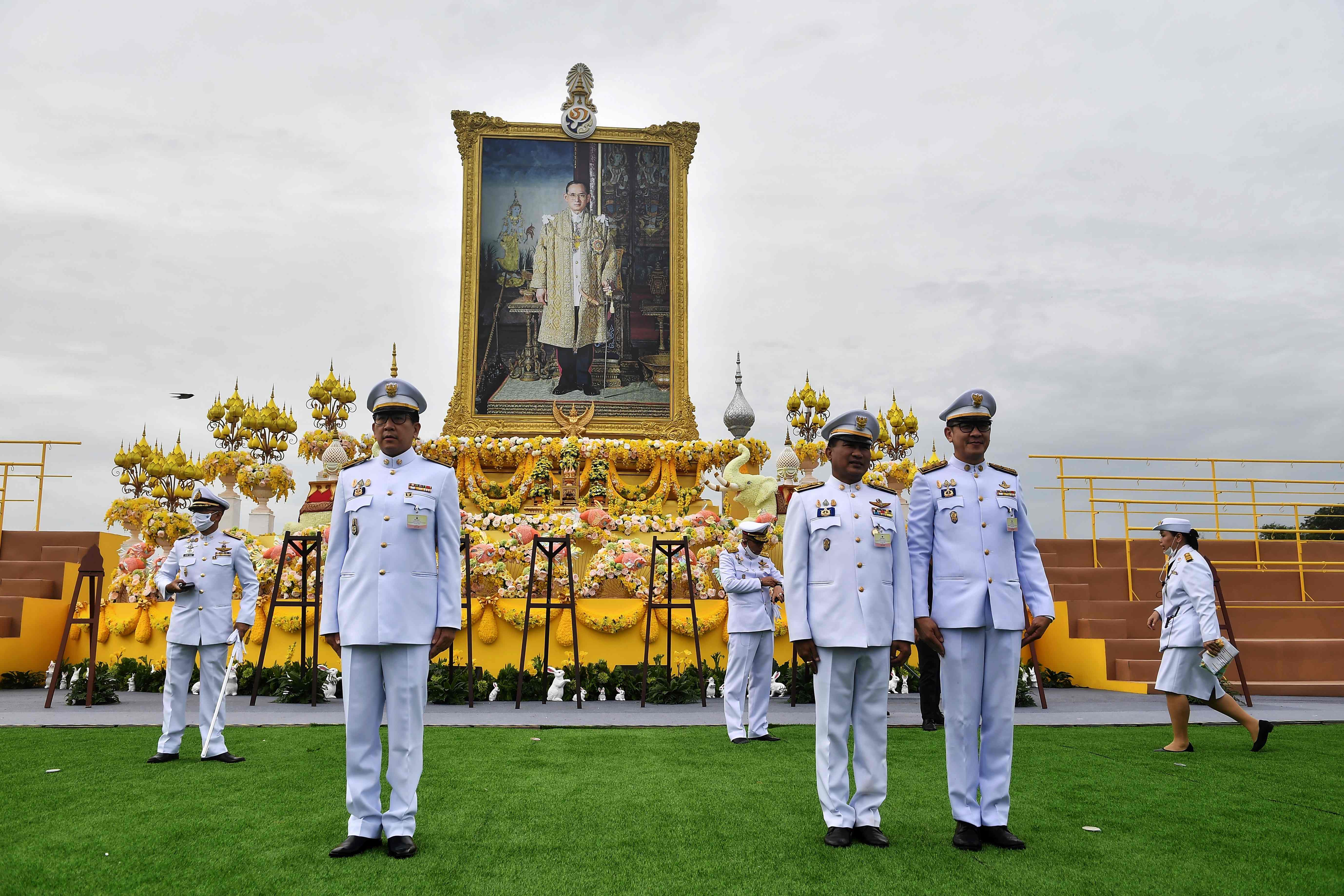 2020年10月13日，在泰国曼谷大皇宫前的官方仪式上，政府官员在已故泰国国王普密蓬肖像前摆进行官方追悼仪式。