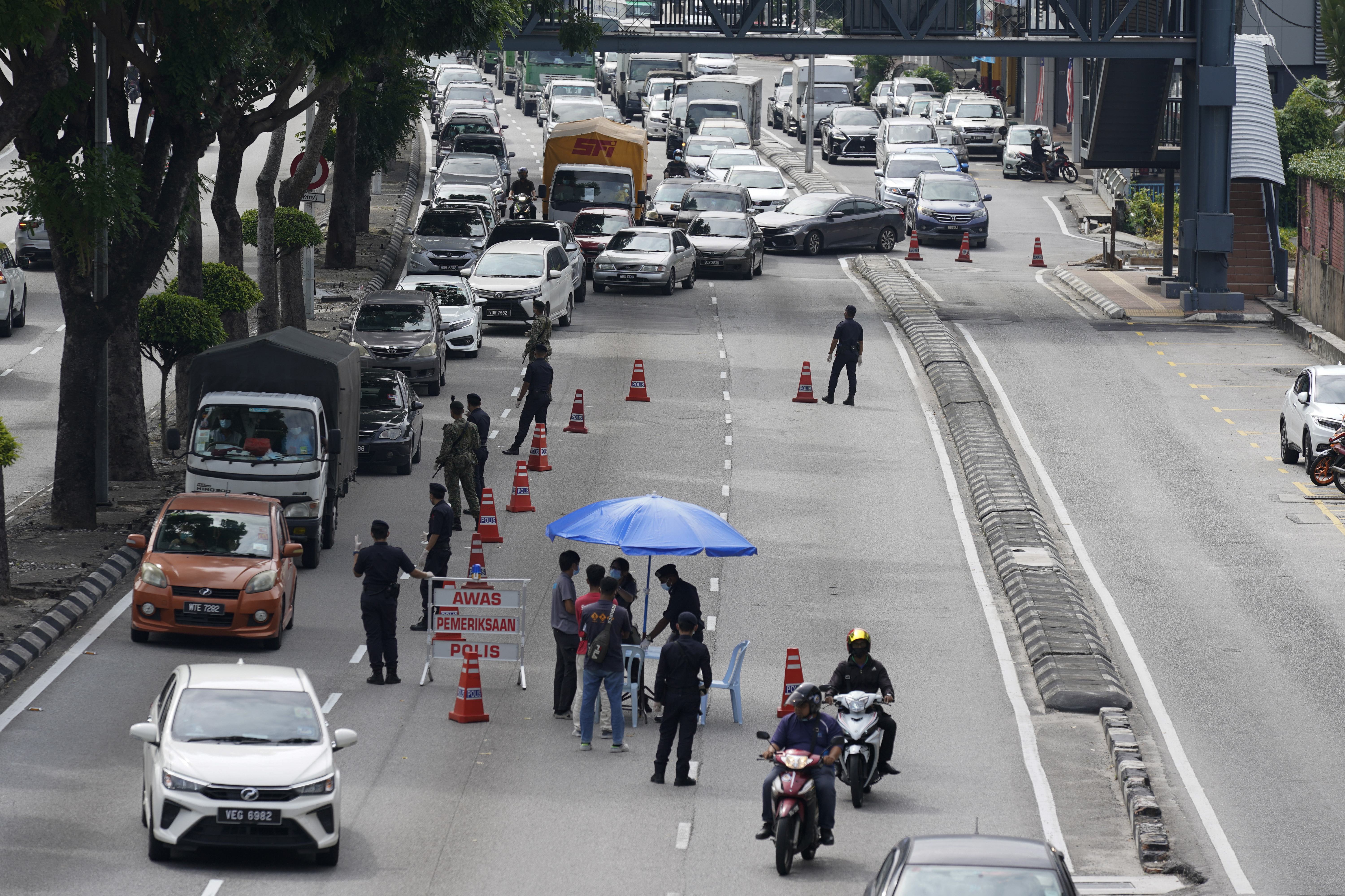 军警人员在吉隆坡一处检查车辆。