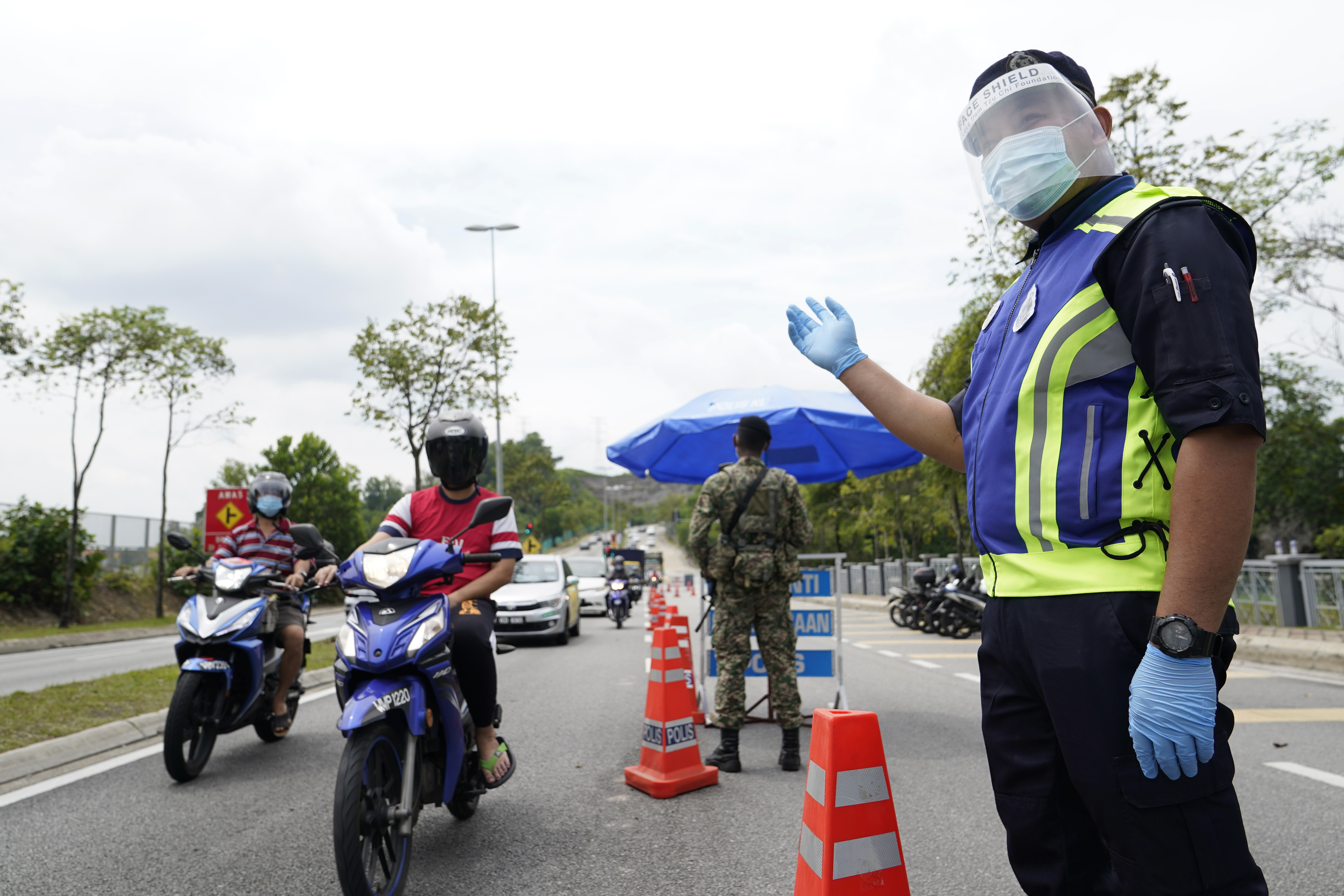 
站在前线的警员做足充分的防疫工作，不仅戴口罩和手套，还戴上面罩。