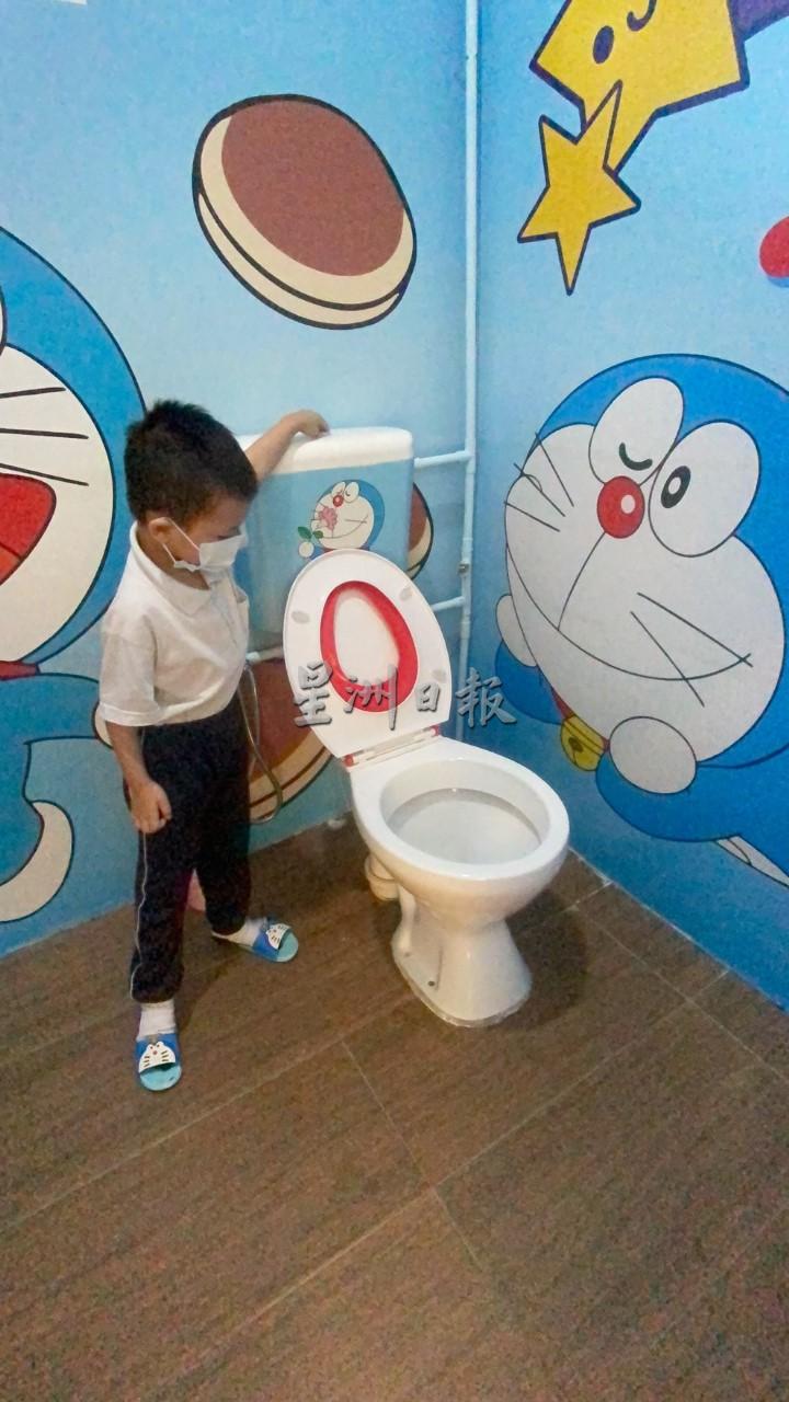 自从有了哆啦A梦陪伴，小朋友使用学校厕所的次数增加了。