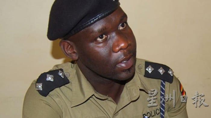 乌干达22岁后卫奥瓦奇失误导致丢球，被队友群殴致死，图为查案警员奥克马针对此事件向媒体发言。（网络照）