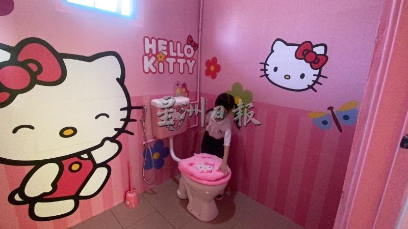 有粉红吉蒂猫陪伴的厕所，小朋友不再害怕使用学校厕所。