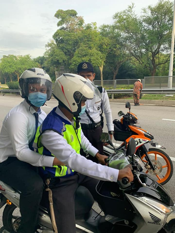 警员骑摩托车载考生的画面，获网民称赞可爱。（推特照片）