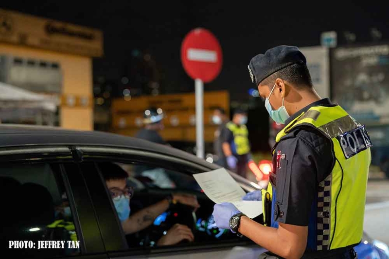 执勤警员检查驾车司机出示的通行信函。（SJ echo照片）

