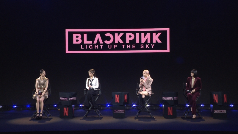 BLACKPINK迫不及待让全球BLINK（粉丝暱称）都看到她们出道以来的第一支音乐纪录片，并表示在受访时都选择说自己舒服的语言，像是Jisoo（左起）和Jennie说韩语、Rosé说英语，Lisa则说泰语。