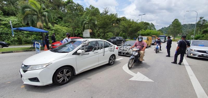 雪邦警方在汝来通往吉隆坡国际机场的方向设立路障，检查来返车辆跨州的目的。