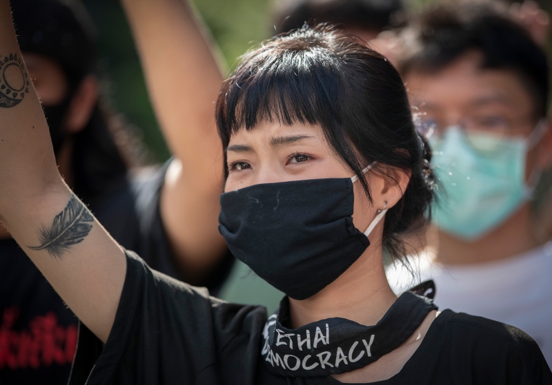示威者高喊口号，要求泰国首相巴育辞职。