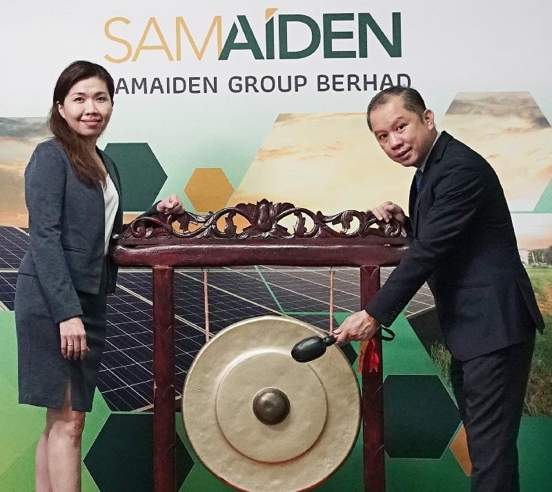 SAMAIDEN集团董事经理周佩仪（左）和执
行董事冯裕欢主持上市鸣锣仪式。