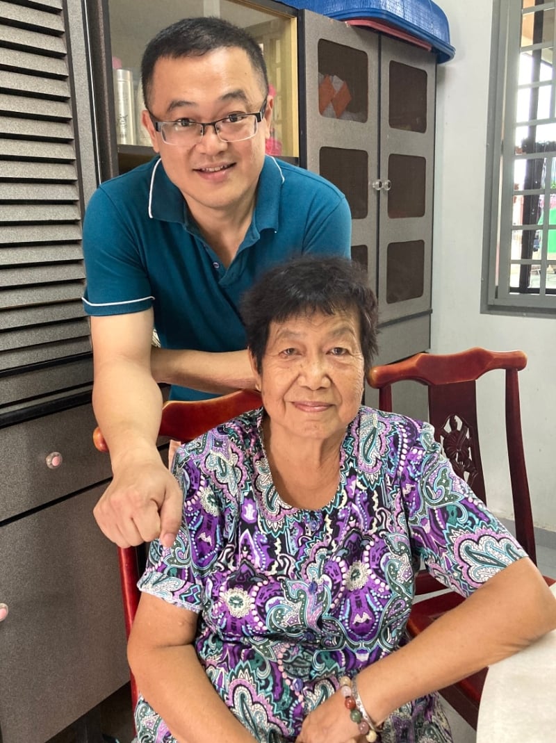 何明良打小从身为马六甲娘惹的母亲身上学得烹饪功夫,烹煮家常菜难不倒他。
