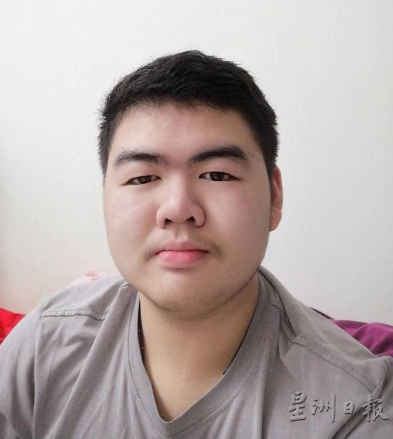 王安隆（17岁，学生）：睡不着打游戏消遣