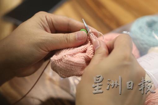 只要懂得针织的人，就很容易学会针织义乳的编织法。