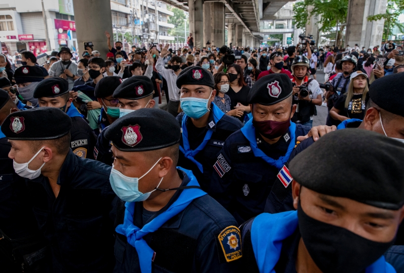 防暴警察筑起人身保护盾，阻止民众突破封锁线。