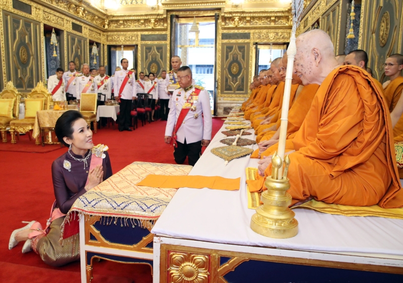 泰国“废妃”诗尼娜（左）10月10日出席供僧衣节仪式，这也是诗尼娜正式复位后首次公开露面。（欧新社照片）