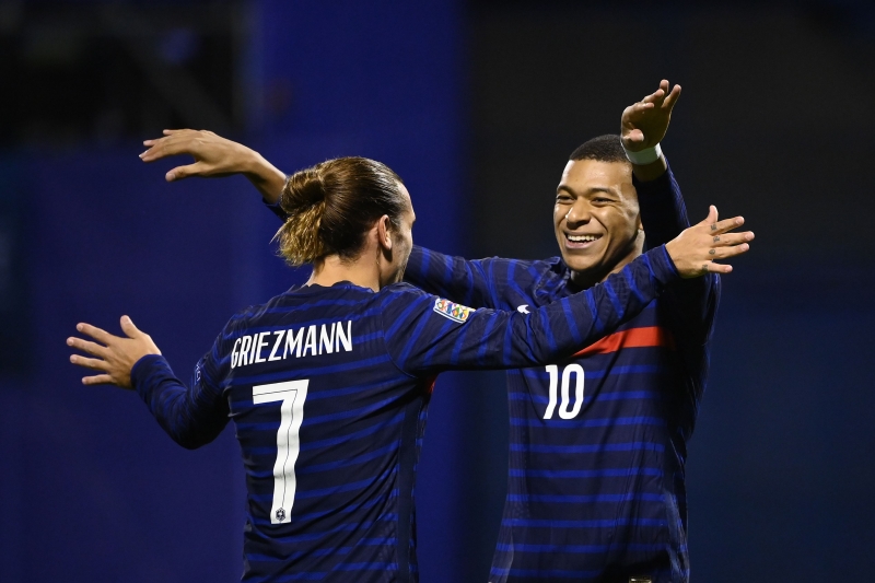 凭藉格列兹曼（左）和姆巴佩进球，法国以2比1再挫克罗地亚，在欧洲国家联赛A3小组延续不败战绩。（法新社照片）
