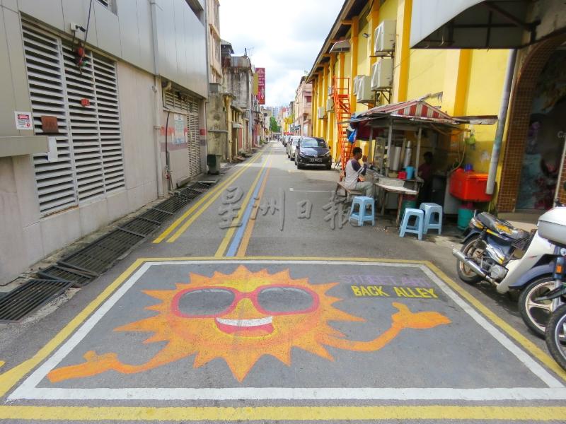芙蓉艺术巷除了有着丰富多元的壁画之外，也少不了绘在路面上的“街画”。