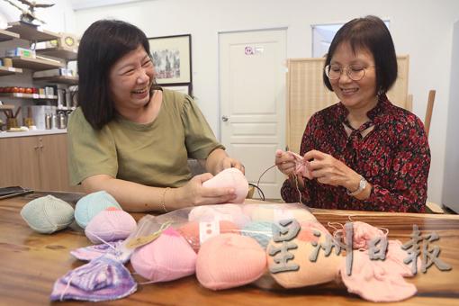 张佩雯（左）与易美莲都是乳癌康复者，现在也一起为其他乳癌康复者出一分力，缝制义乳捐赠给有需要的康复者。
