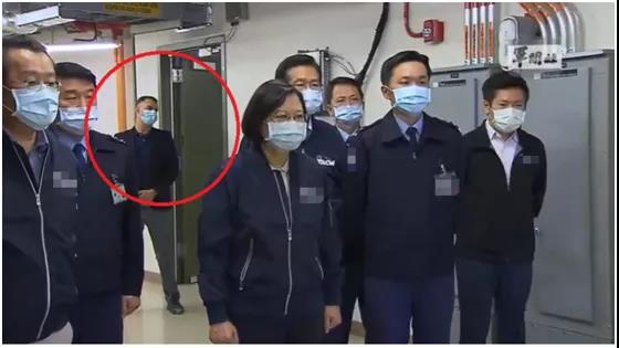 台湾媒体称，台湾国防部旗下军闻社视频显示，一名美国人员（左三）在蔡英文视察乐山雷达站期间跟随。（视频截图）