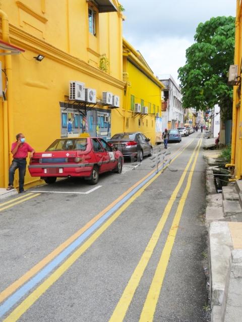 路中央长长的直线分别以橙色、蓝色和黄色相间，有市民认为与路边原有的双黄线相当接近。