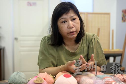 张佩雯是乳癌幸存者，但她并不是因为自己而做针织义乳，而是想帮助同样也罹患乳癌的朋友，因而把针织义乳带进马来西亚。