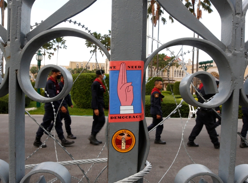 示威者在首相府大门处贴上反对象征的三指敬礼图。