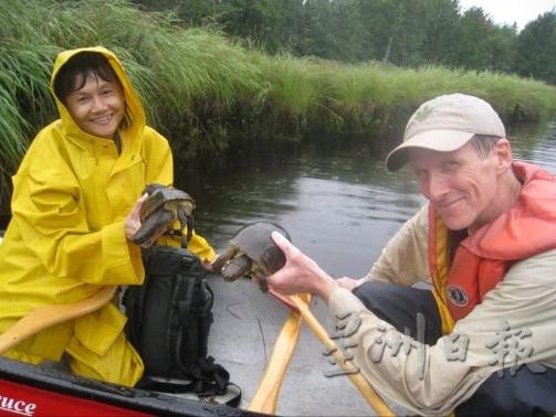 陈定兴（左）退休前曾经在加拿大新斯科舍省，与贺敏教授（Tom Hermin）合作做研究。（照片由受访者提供）