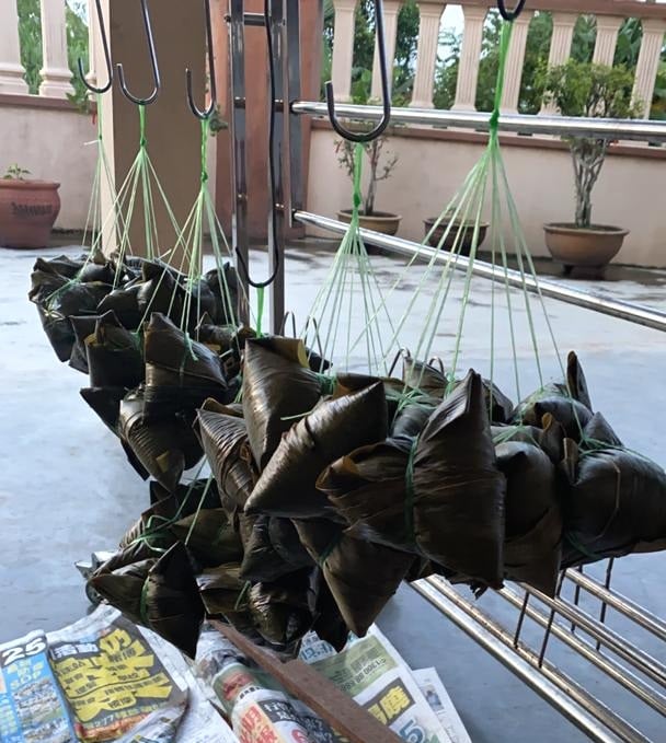 何明良笑言母亲要求高,在裹娘惹粽方面要求每一个形状一致,否则就是不合格。 何明良笑言母亲要求高,在裹娘惹粽方面要求每一个形状一致,否则就是不合格。